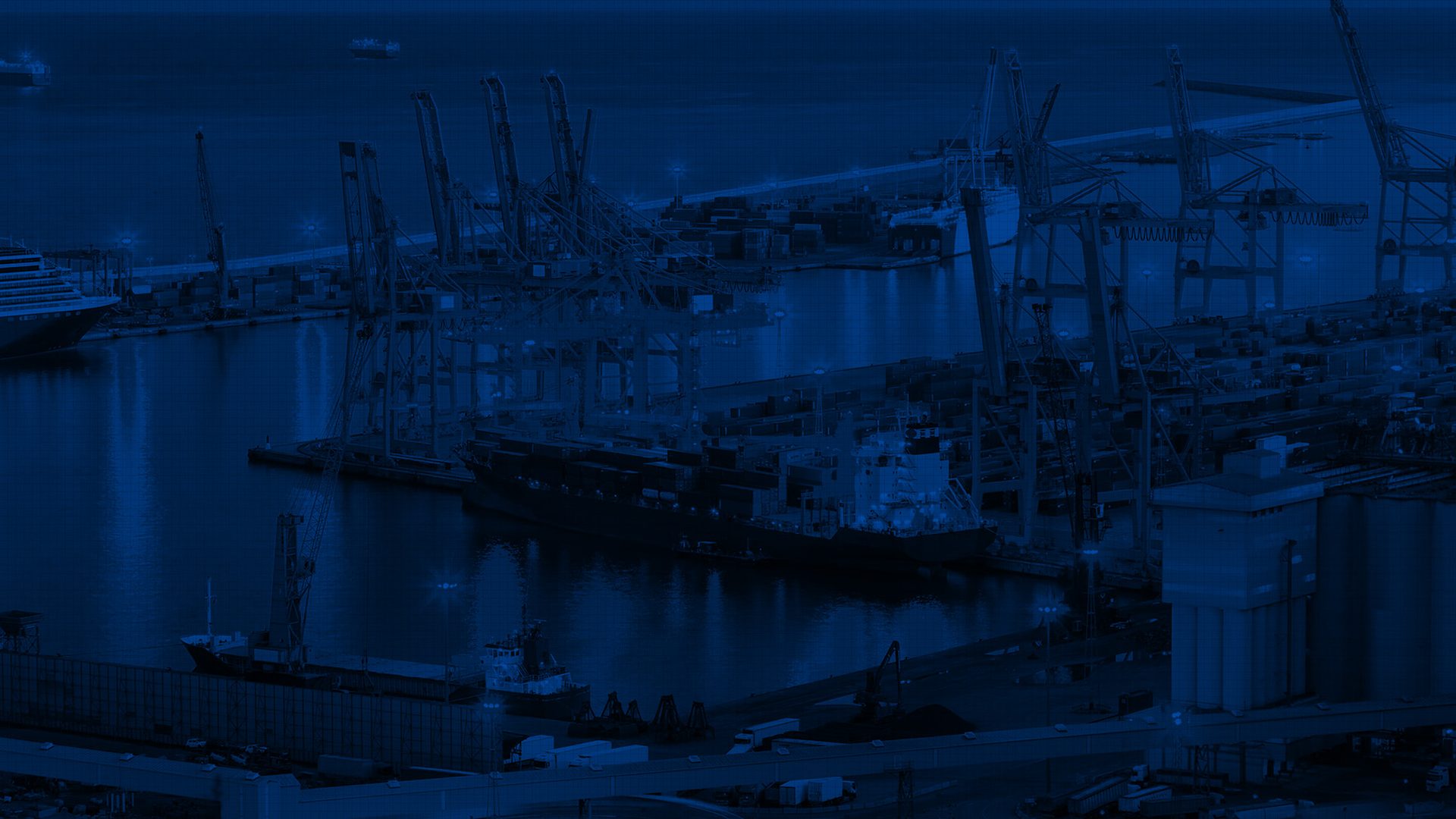 Vista aérea do porto de Vitória com navios e guindastes em operação